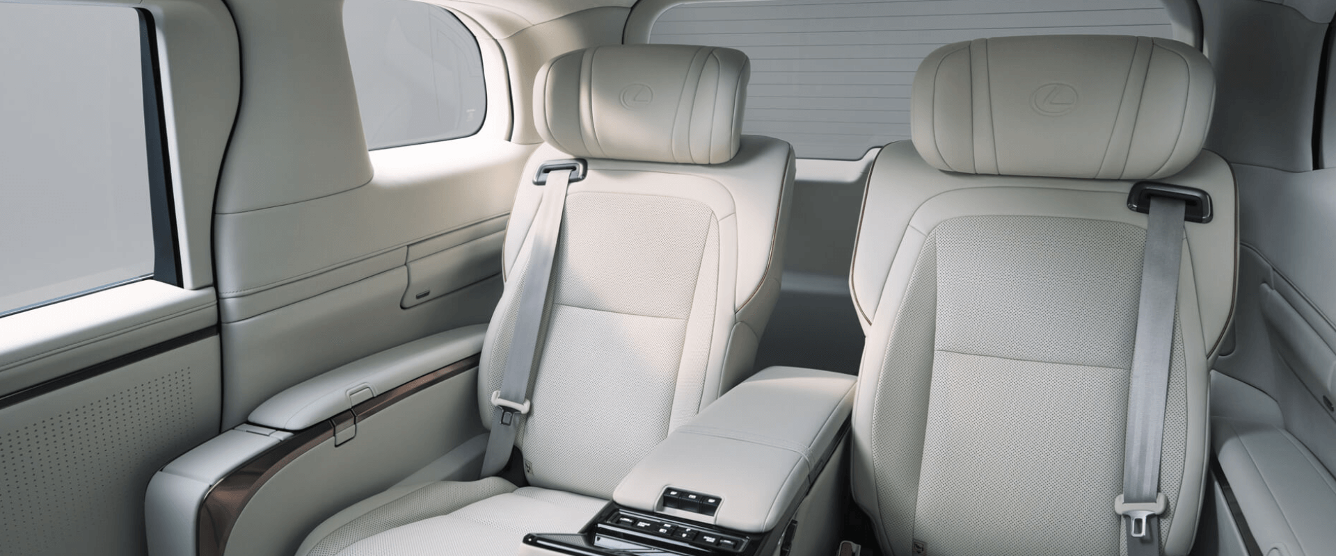 Lexus LM 350h 4-Seater Ultra Luxury Gallery Images